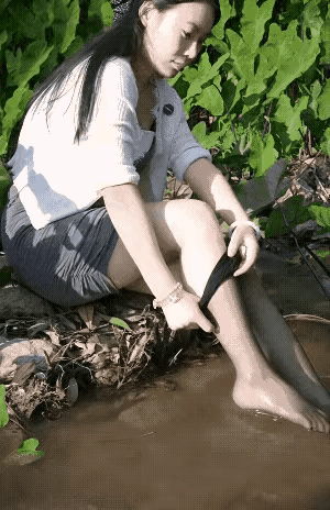 女人直接用丝袜来网鱼，这招还挺管用，还真能抓到鱼。
[舔屏][舔屏][舔屏][舔