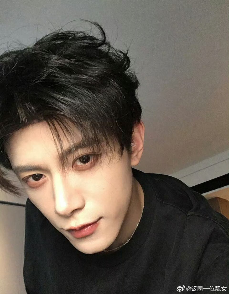 有网友问：颜值、演技、气场全方位对比，邓凯和敖瑞鹏谁更扛不住男主脸？ 