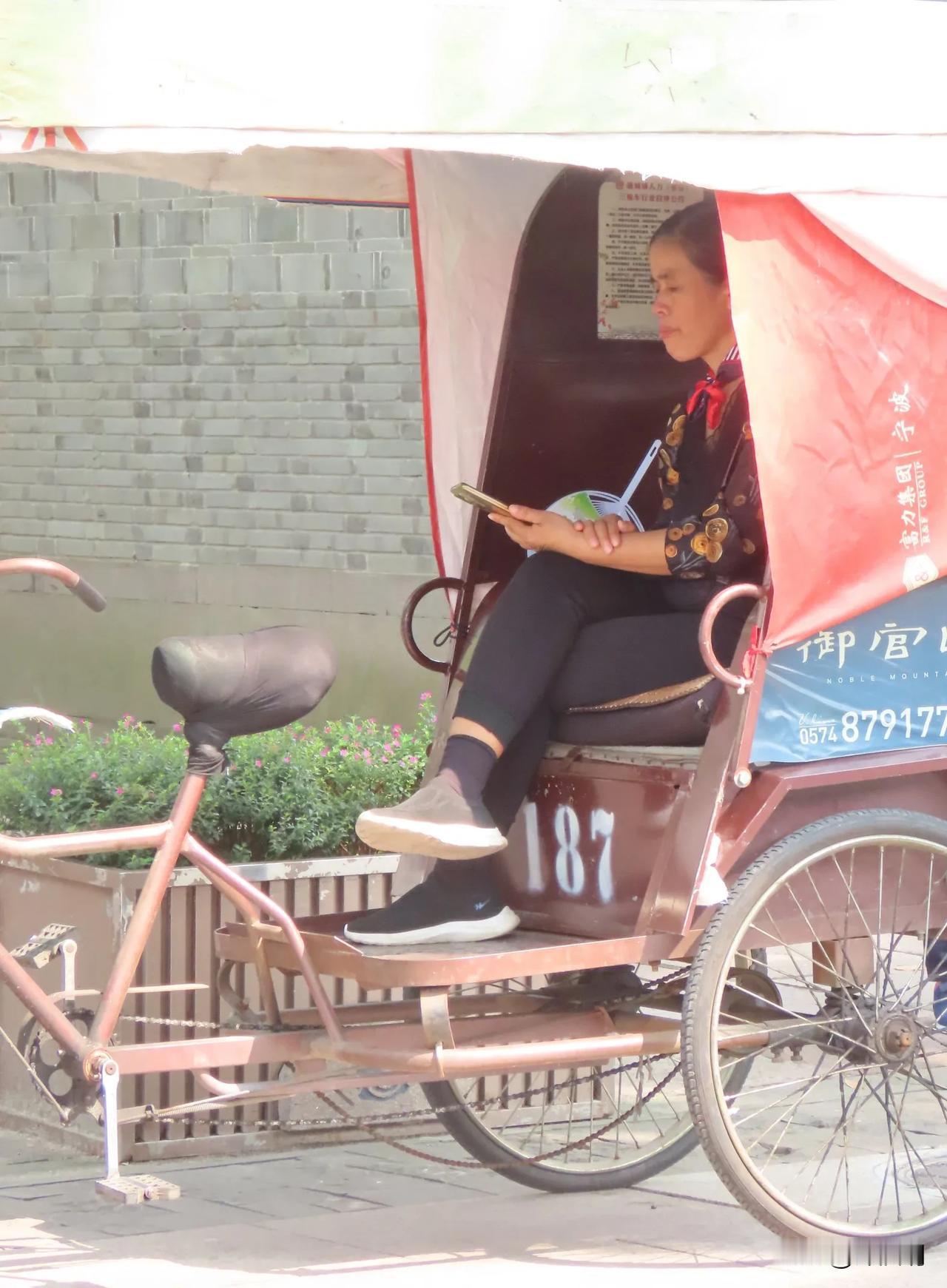 坐在小车上享受阳光