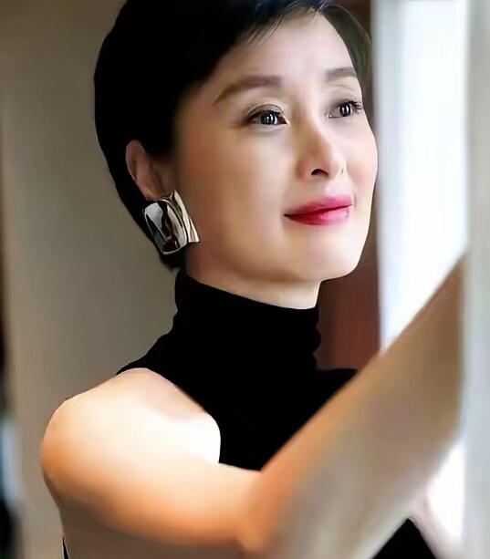 53岁吴越的人生选择：独身照料双亲，冷暖自知引深思

在一档与鲁豫的访谈节目里，