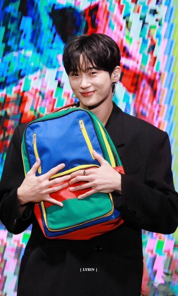 边佑锡等比例长大 真的，这个边佑锡和小时候完全一模一样嘛！ 