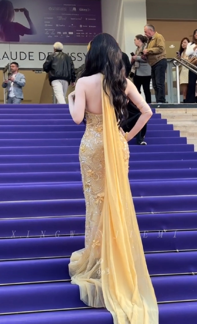 虞书欣鎏金女神虞书欣金缕织梦 虞书欣鎏金女神，虞书欣金缕织梦，谁懂这套鎏金裙好泰