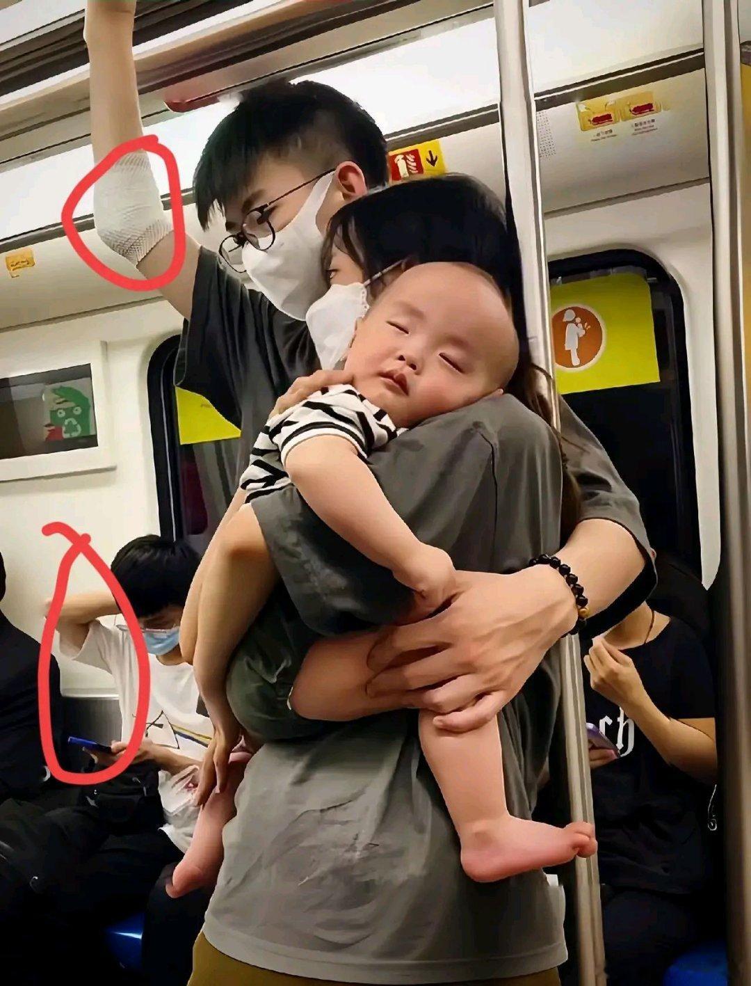 这张照片儿在网上引起很大的争议！很多网友都质疑为什么乘客没有给这对儿抱孩子夫妻让
