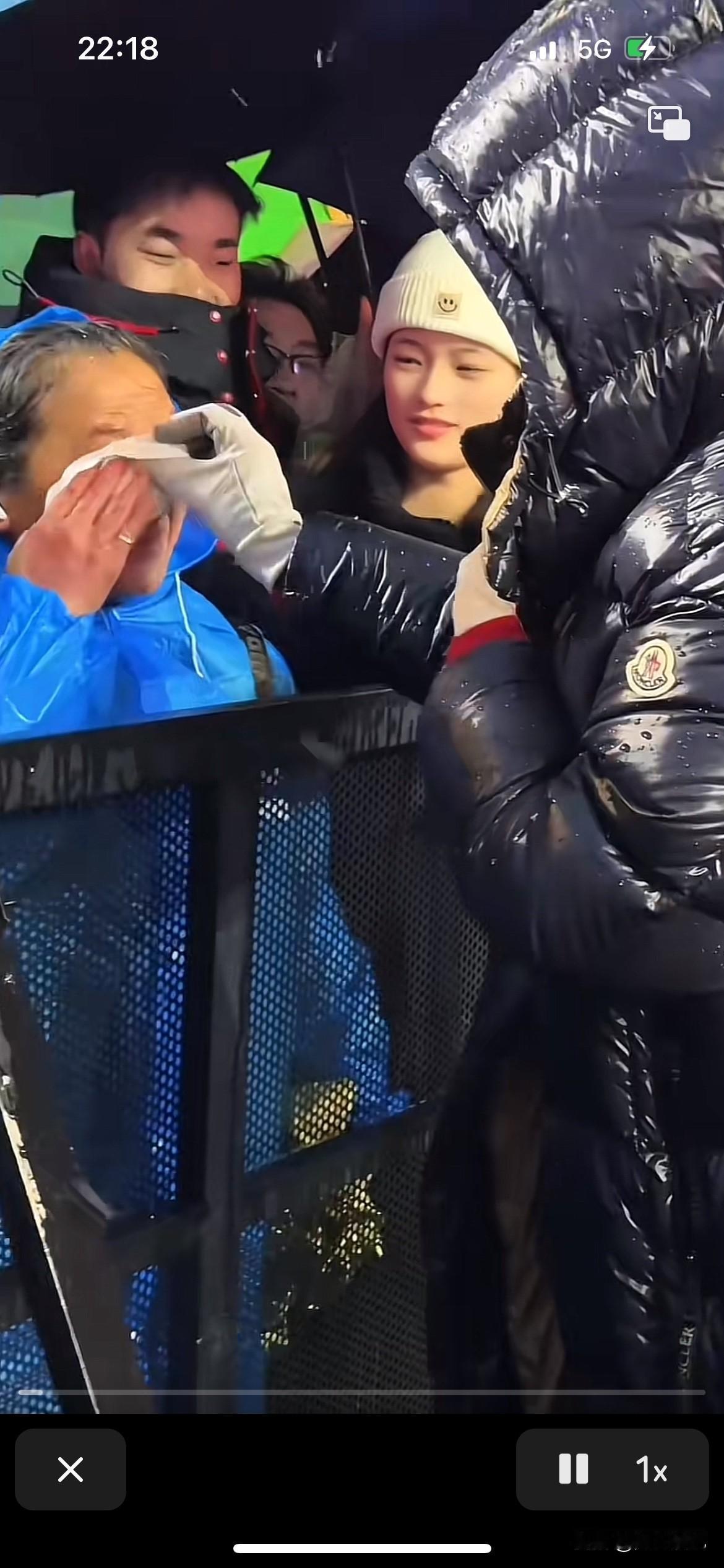 唐艺老师活该你成为全网最红的人，看着你给观众们的热情，给观众们的关爱，就是一位很