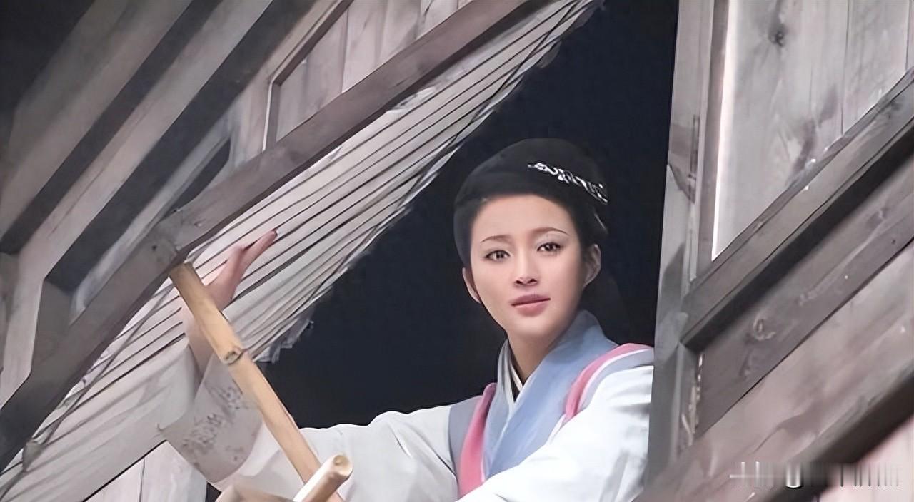 最美潘金莲火了十五年，她早就不想提这四个字了。
那天在片场，我看她摘下飞行服手套