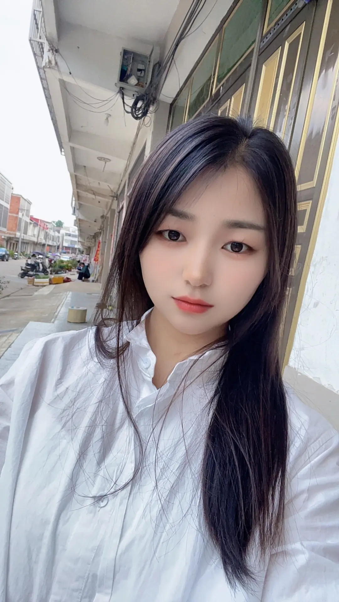 对讨厌的人和事付以微笑,是我们必须学会的恶心。成年人的微笑,很多只是教养和礼貌。