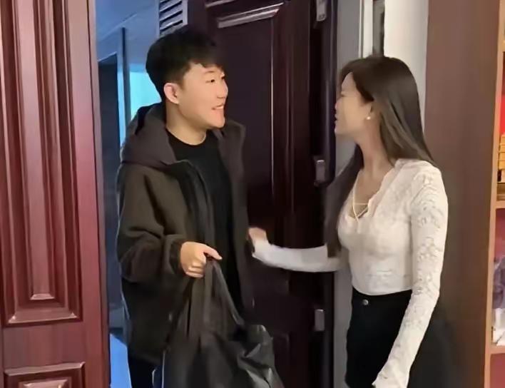 出差的男子因想念老婆，提前回了家。到家时已入夜，见老婆睡下，他轻轻开门，洗漱后躺