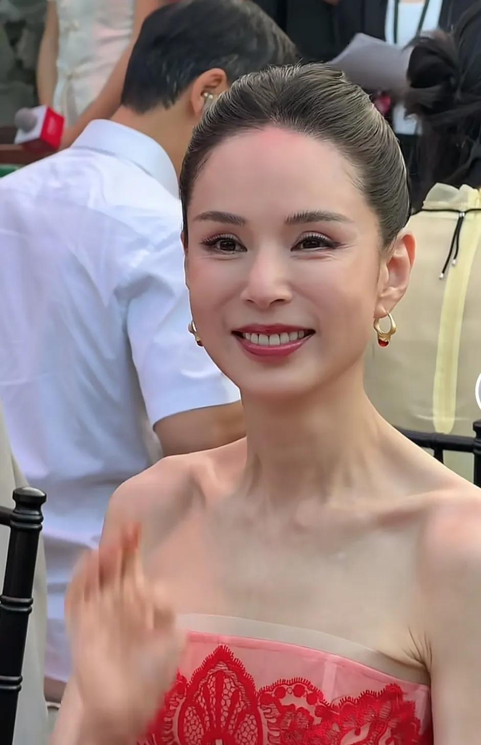 这天鹅颈太漂亮了！

能想到他已经60岁了吗？

保养的太好了，

最经典的小龙