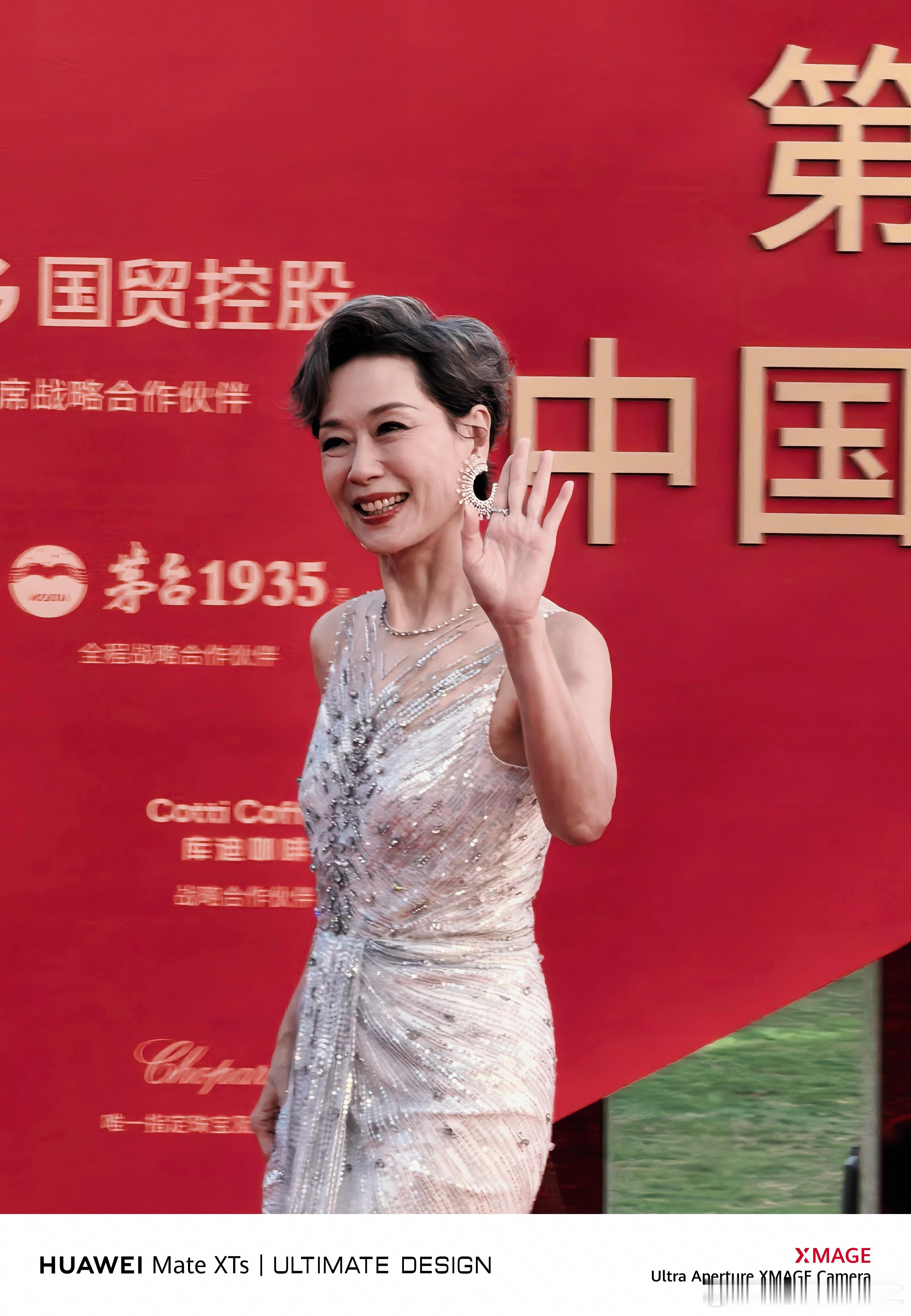 这场红毯见证了无数精彩时刻，大鹏精神饱满的状态令人印象深刻，王传君沉稳自信的步伐