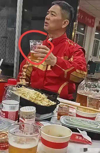 东哥喝的是饮料还是啤酒啊