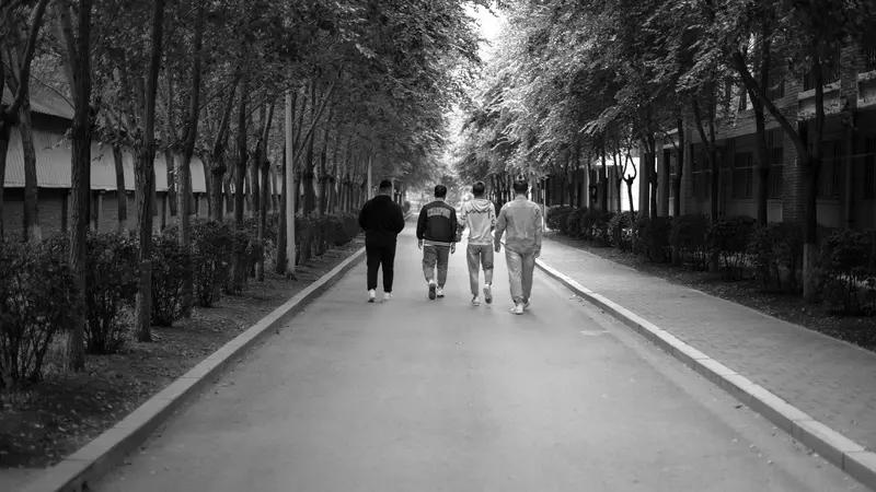 一哥们离婚了，一次酒后失言，他说他离婚只是不想和老婆过了。他有点钱，他老婆做文职