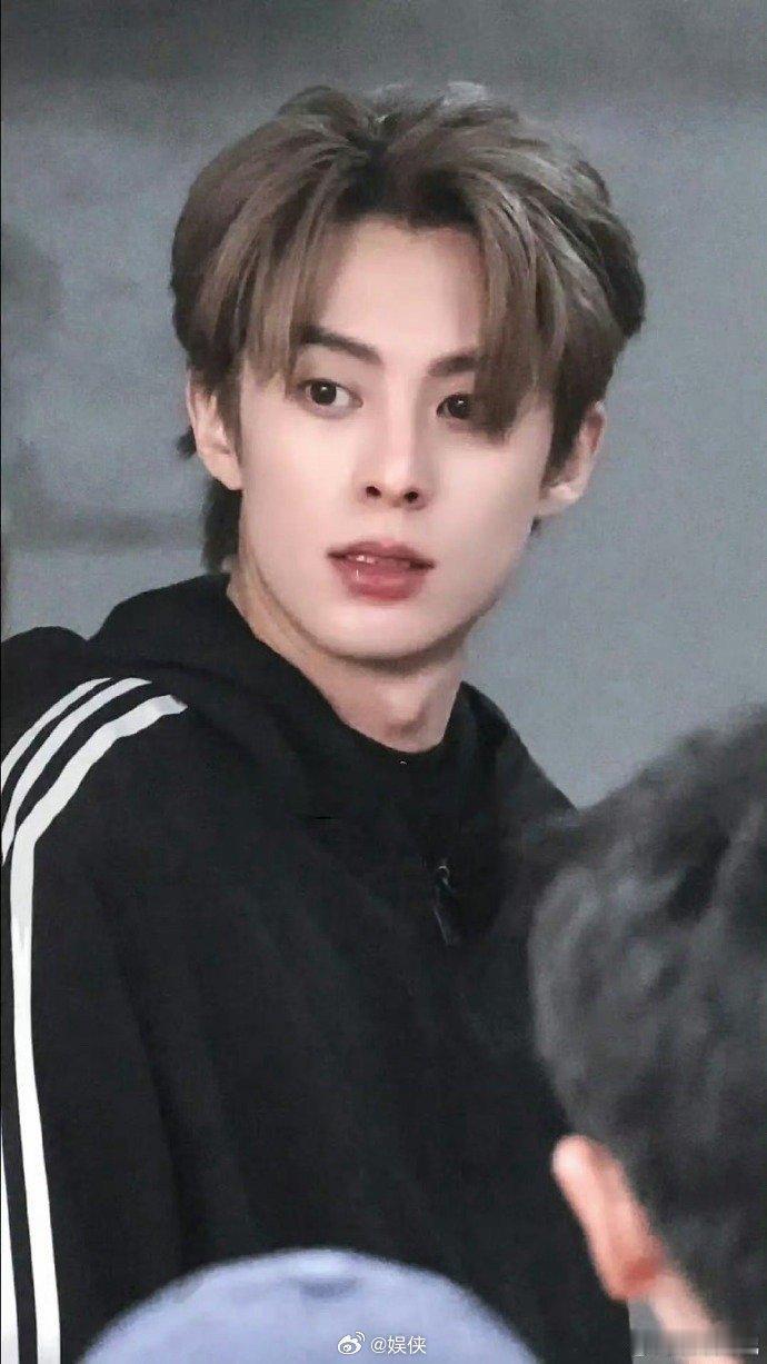 王鹤棣素颜录制亲爱的客栈清爽素颜搭配黑色运动装，王鹤棣的少年感直接溢出屏幕，路透