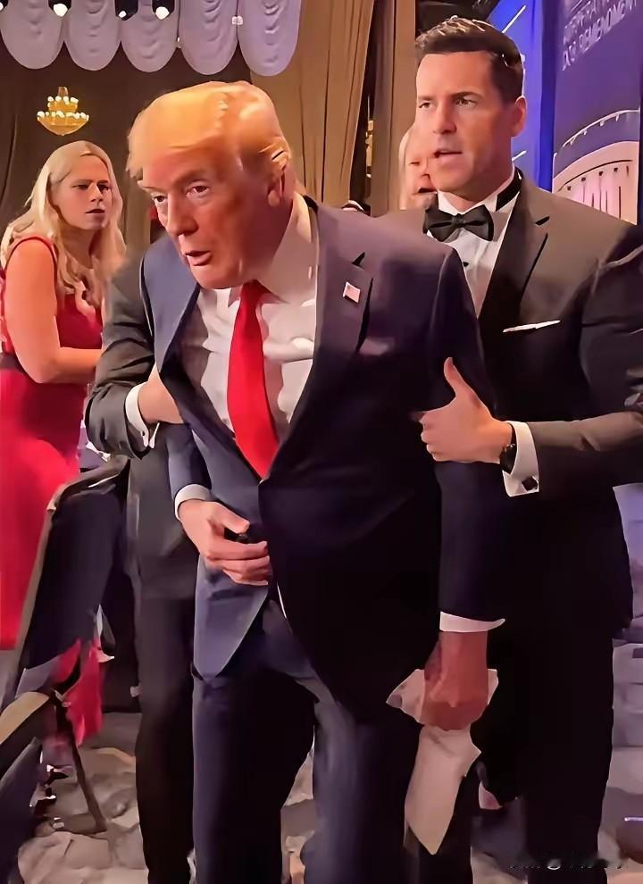 被保护？被带走？
被带走保护。
如此表情，怎么看也不像被保护。
对老人，更该轻点