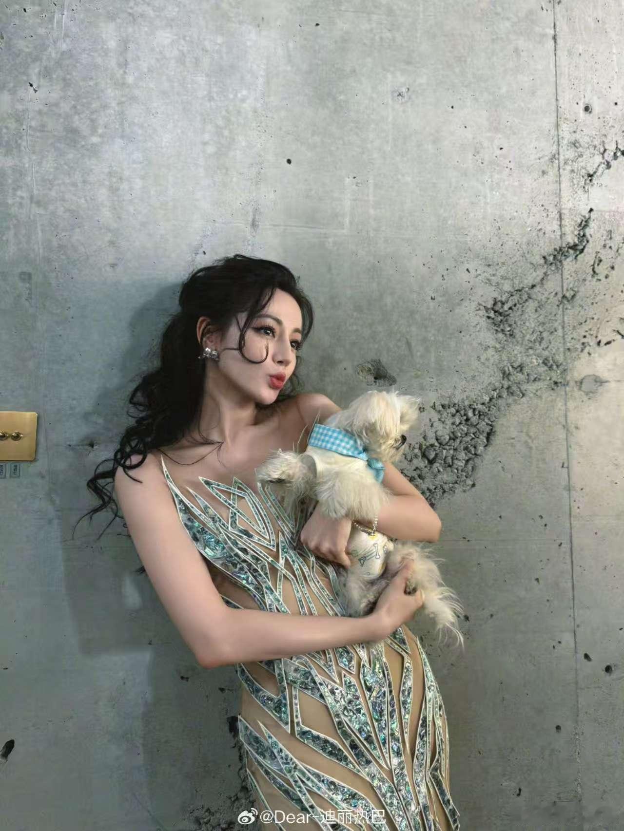 迪丽热巴模仿雕像迪丽热巴抱狗六宫格迪丽热巴模仿雕像，糟糕被修勾萌晕啦，[爱你][