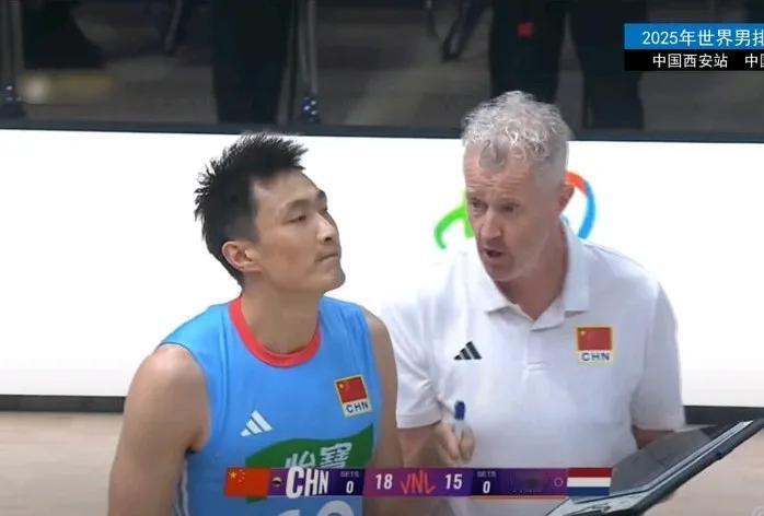 世界男排联赛西安站，中国队今天迎战荷兰队，首局比赛，中国队25-19获胜
今天中