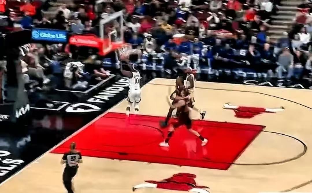 巴特勒空篮砸筐出界，复出状态引质疑，热火后续如何调整。
今天热火跟公牛打到第三节