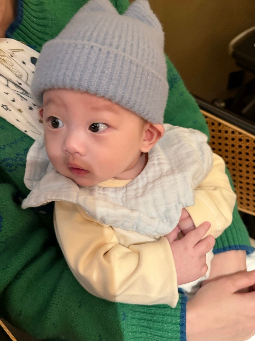 星星最新物料 带上了妈妈买的小帽子 