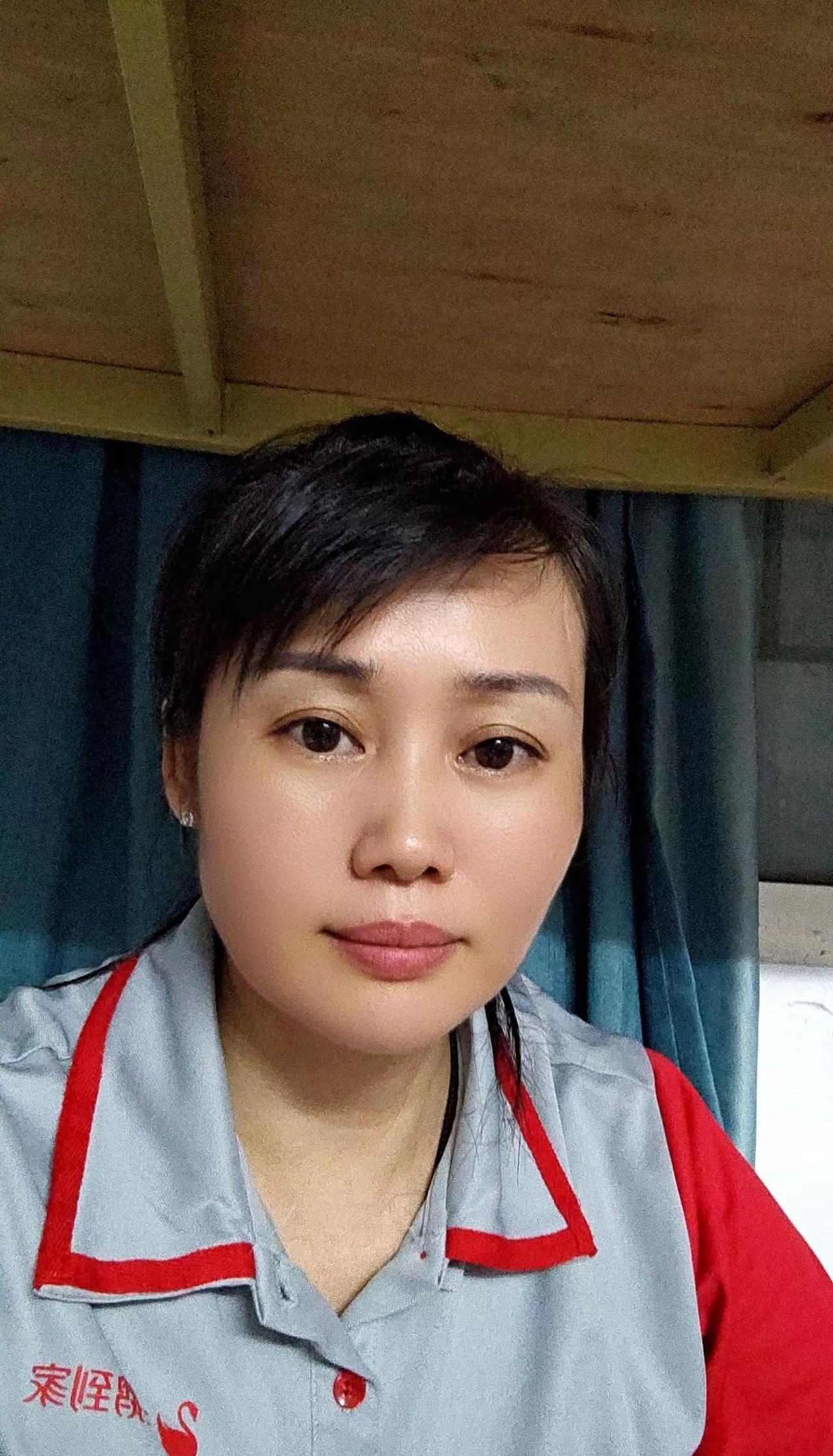 今天跟团队里的兄弟姐妹小聚，粗茶淡饭是一餐，吃什么不重要，为了感谢兄弟姐妹对我工