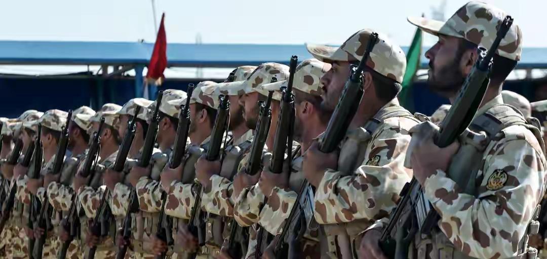 伊朗16万吨级舰队出击，中俄给足了底气，美军航母将从黄岩岛离开