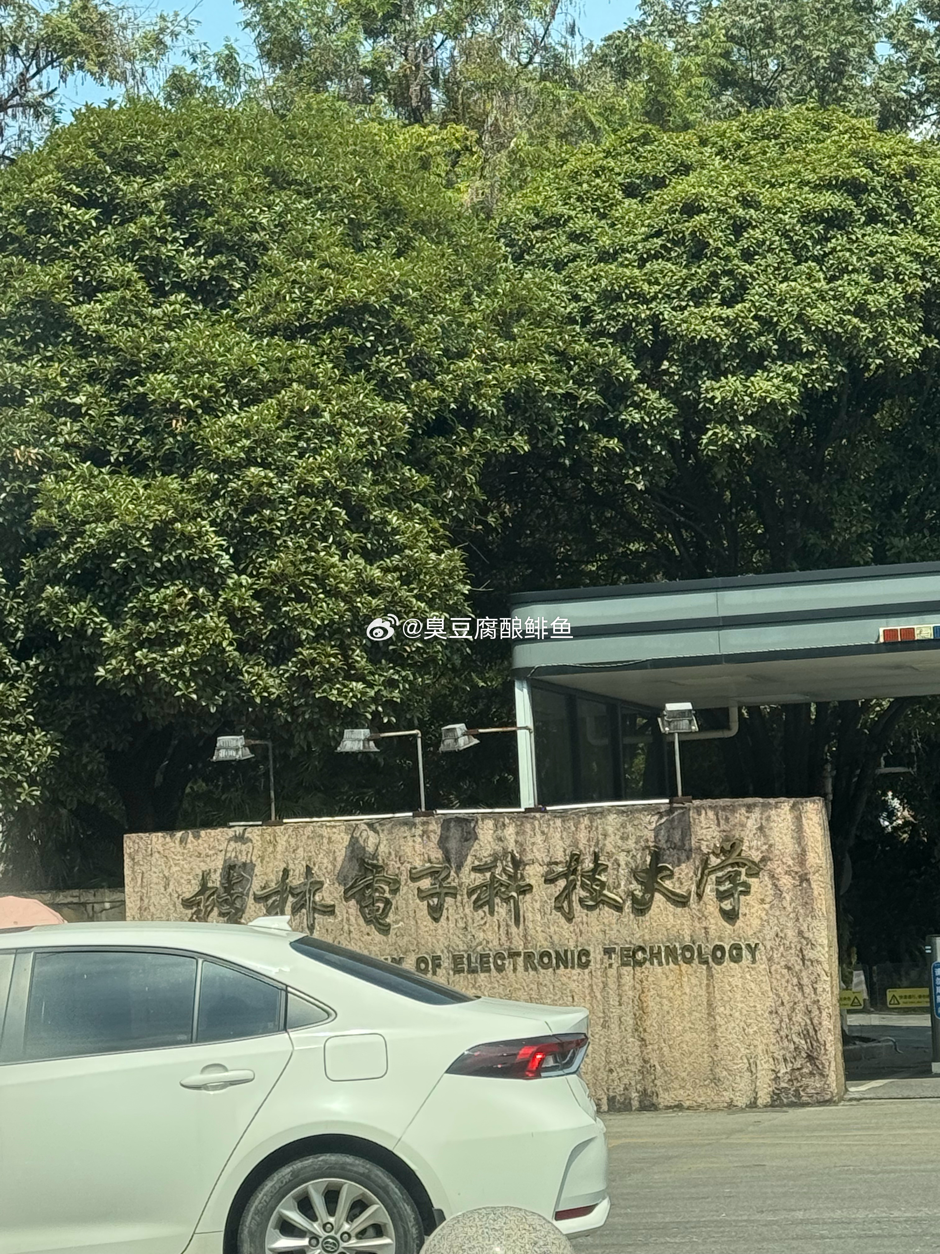 桂林你好！我先睡一下。醒来我想看到桂林美食攻略，谢谢[作揖][作揖] ​​​