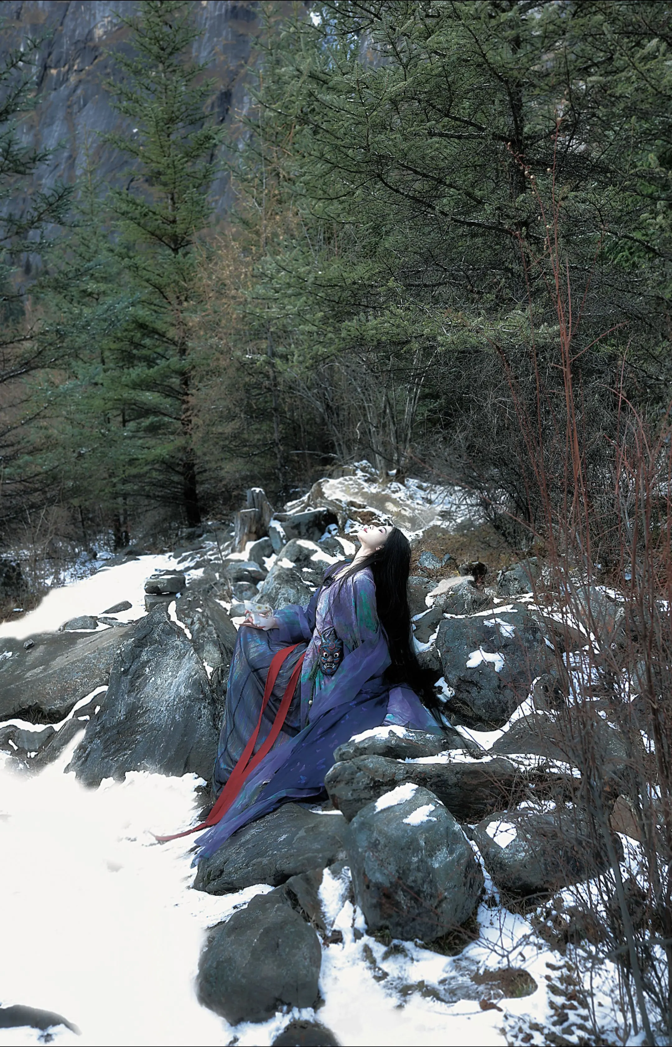 “孤存于松山深处。白雪皑皑，她眸中尽是…”