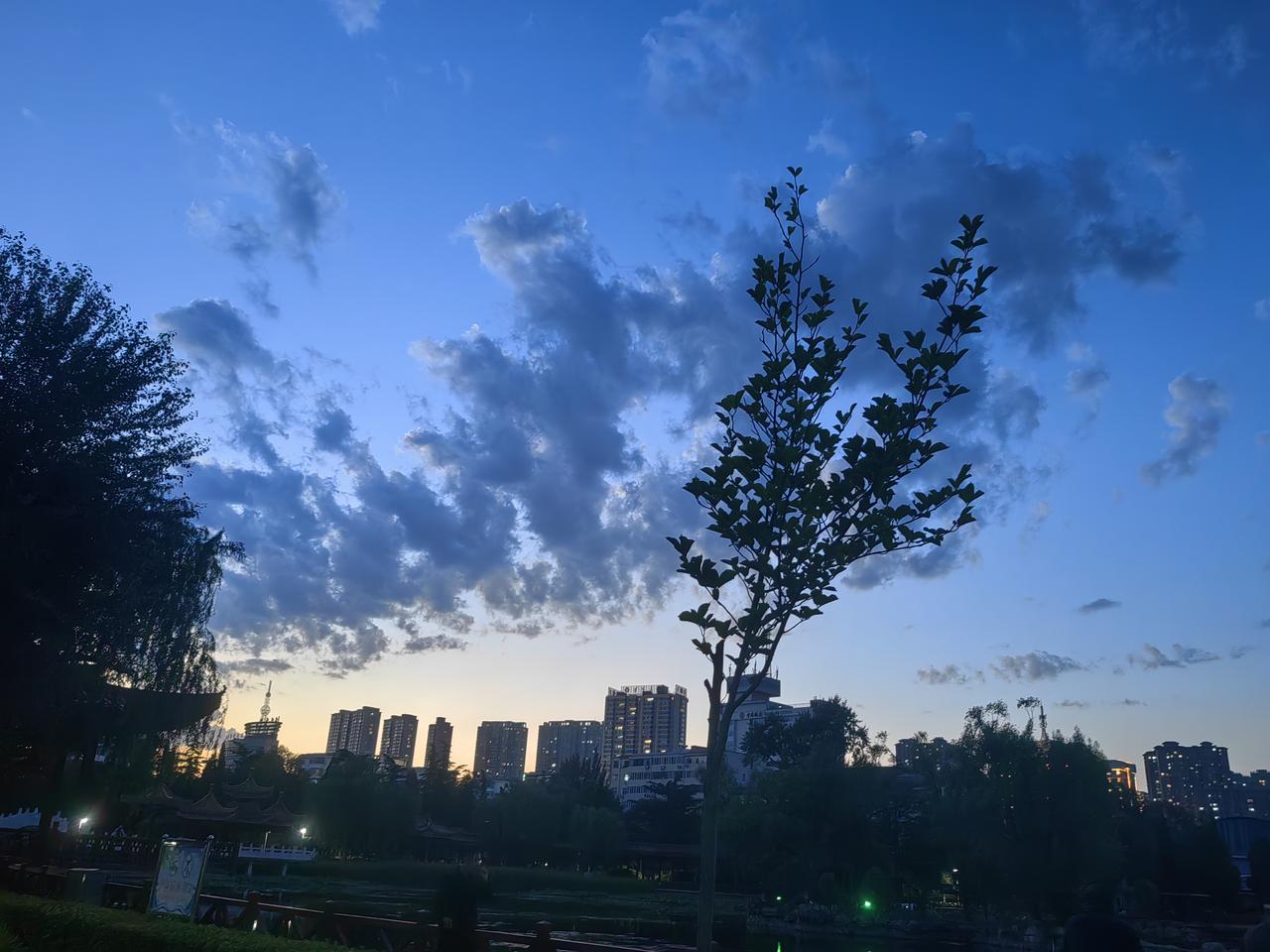 绝对的山城，一步一涵洞，一步一山头，平地寸金贵，遍地是铺银，生活很惬意，睡到大天