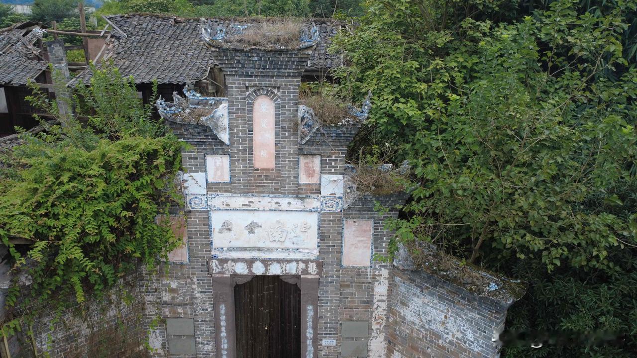 这是泸州泸南中学的旧校址，建筑残破，早已不能办学使用，却留存着一段不该被淡忘的峥