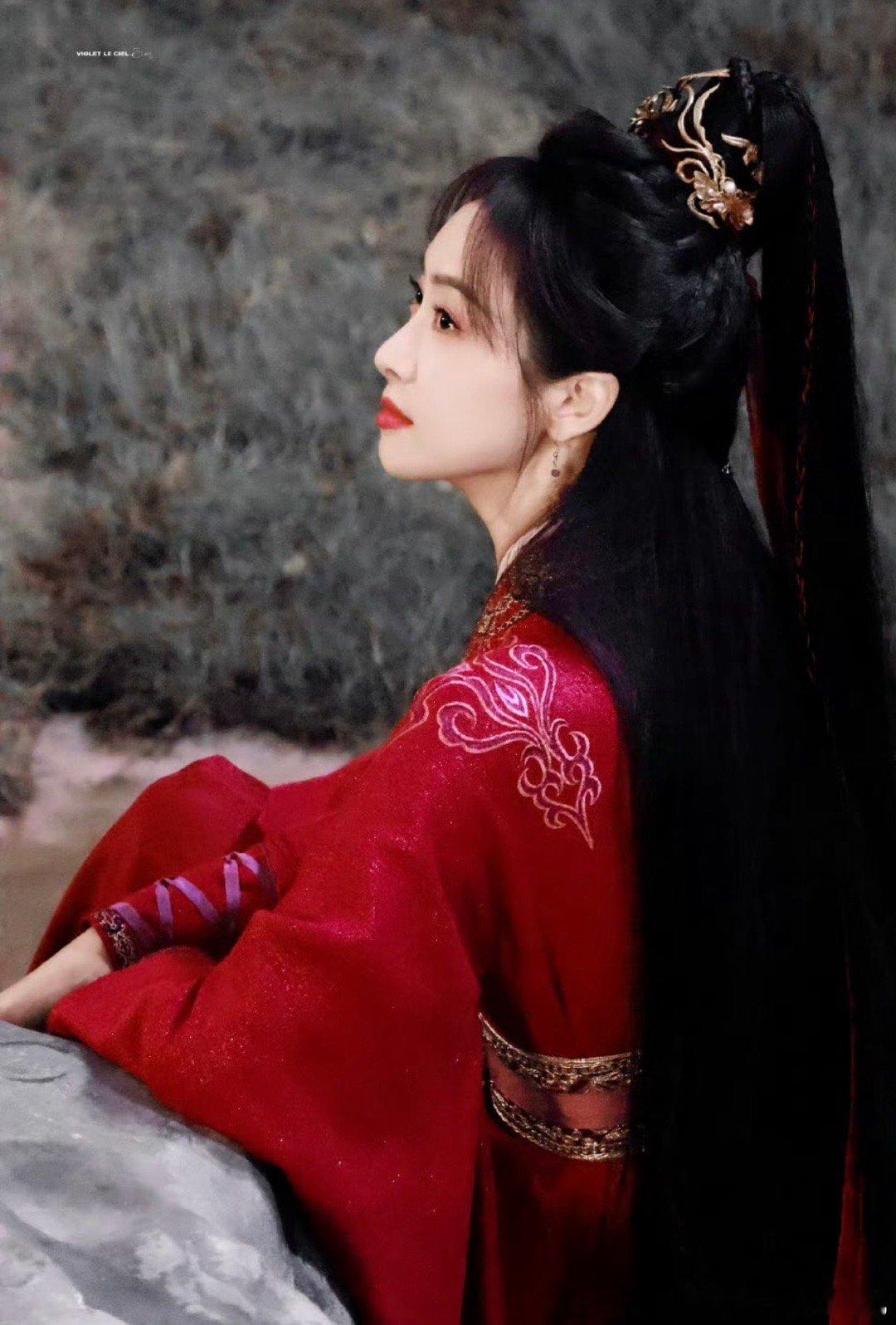 宋茜新剧穿婚服办葬礼 宋茜新剧穿婚服办葬礼，楚瑜嫁卫家显决绝与凛冽。 ​​​