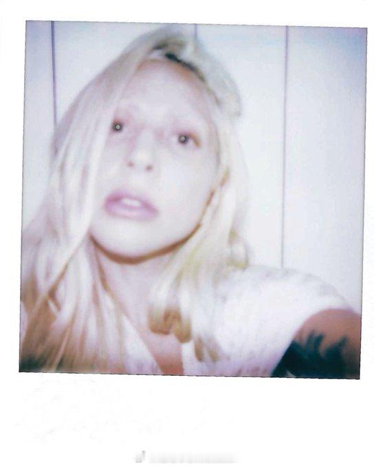 Lady Gaga 为其个人创立的美妆品牌 Haus Labs 出镜拍摄全新视觉