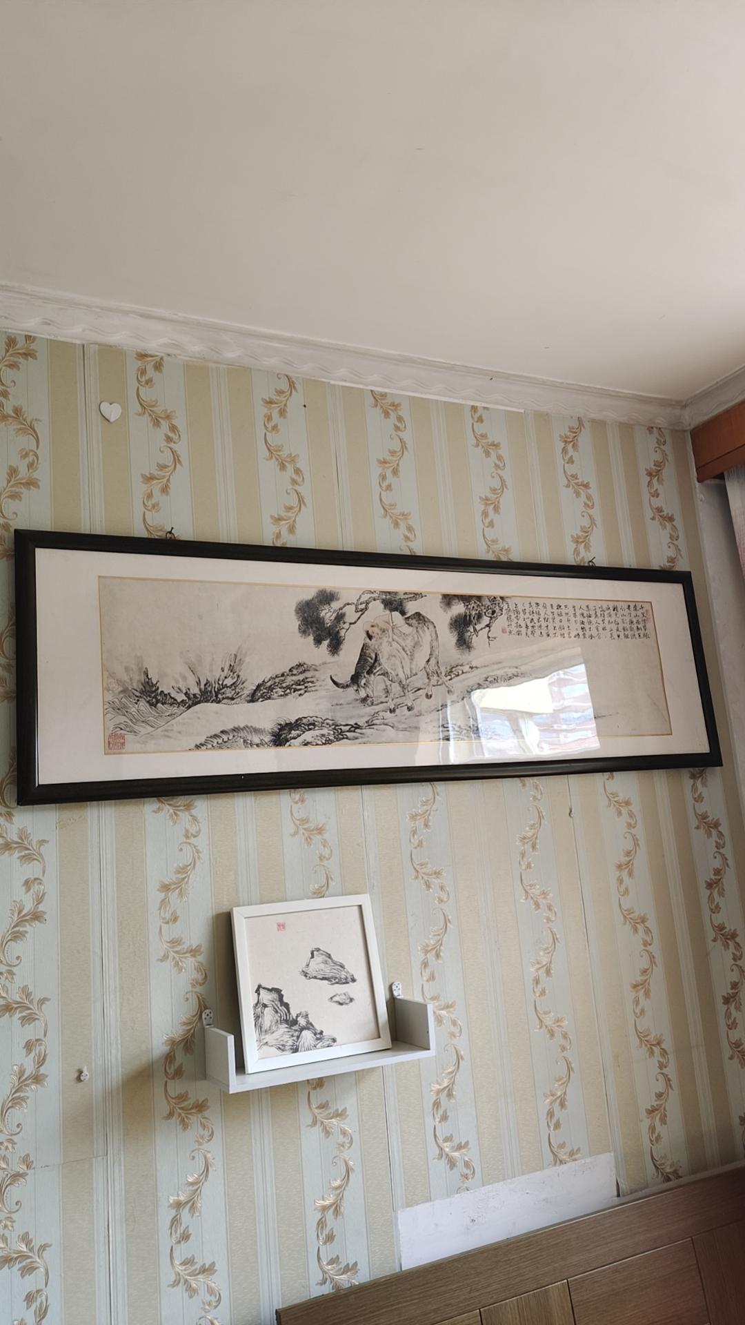 在老房子里留下的几幅画
月底，我家的租户就会搬走了，我和他见面的机会不多，所有的