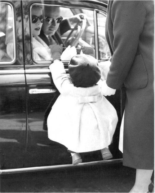 老照片 1959年，当时摩纳哥亲王兰尼埃三世和王妃格蕾丝准备出门，闺女卡洛琳直接