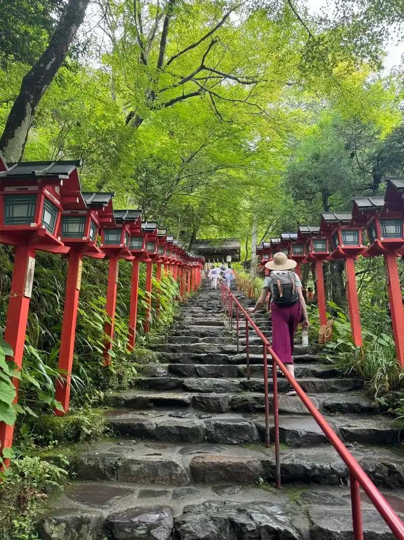 日本政府的一些危险行径，像核污水排海等，严重危害全球生态和人类健康。日本有识之士