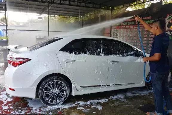 风水轮流转，今年洗车店再也不火了。按照往年的惯例，从腊月26开始洗车店就进入了火