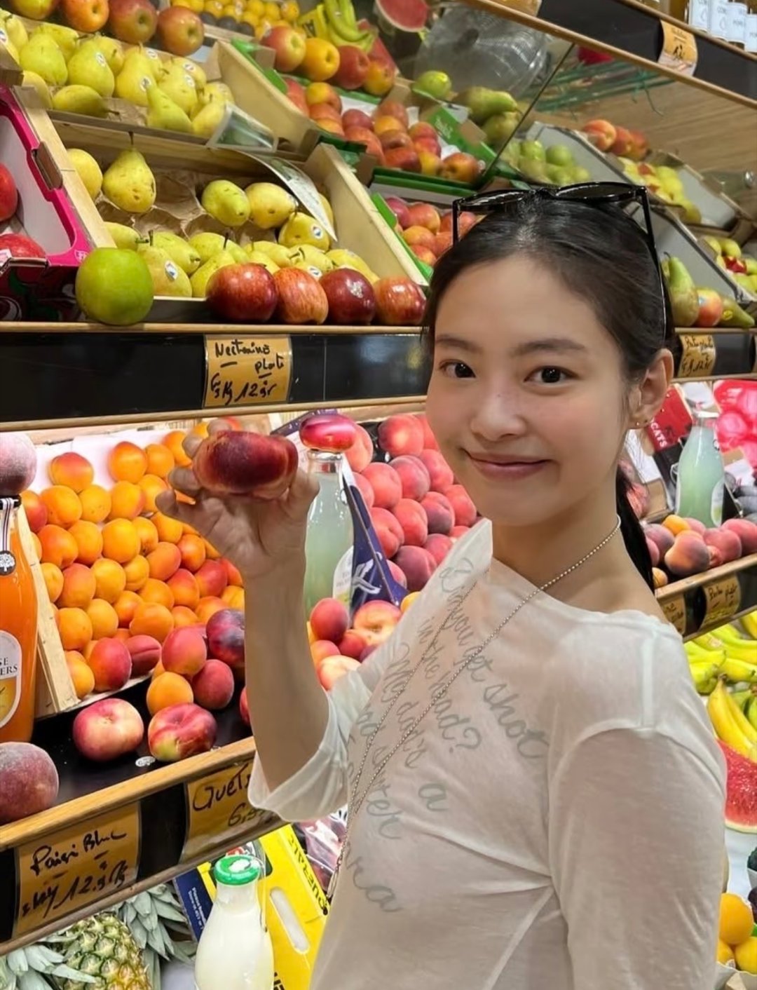 Jennie巴黎逛街，素颜，差点没认出来她，和她平时化妆后的样子差好多。 ​​​