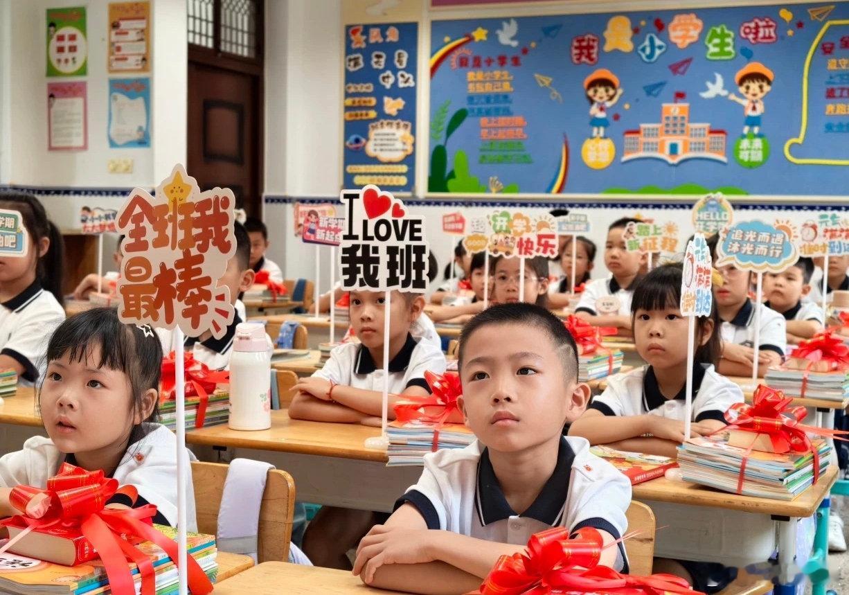 宁波各校花式迎接新学期 宁波中小学生陆续到校报到，多所学校策划特色迎新活动，帮助