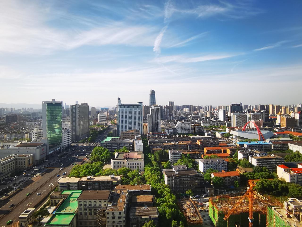 随着房地产的落幕，城市发展从人口数量转向质量，在房地产大发展时期，一个城市蜂拥而