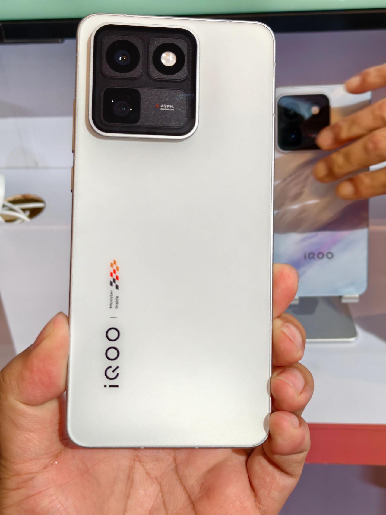 除了我已经上手的iQOO15T青云配色外，在天玑开发者大会 展示区还看到了传奇配