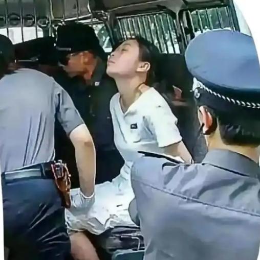 2004年6月25日早上，31岁的方晓红戴着手铐，被法警带上囚车，准备前往执行场