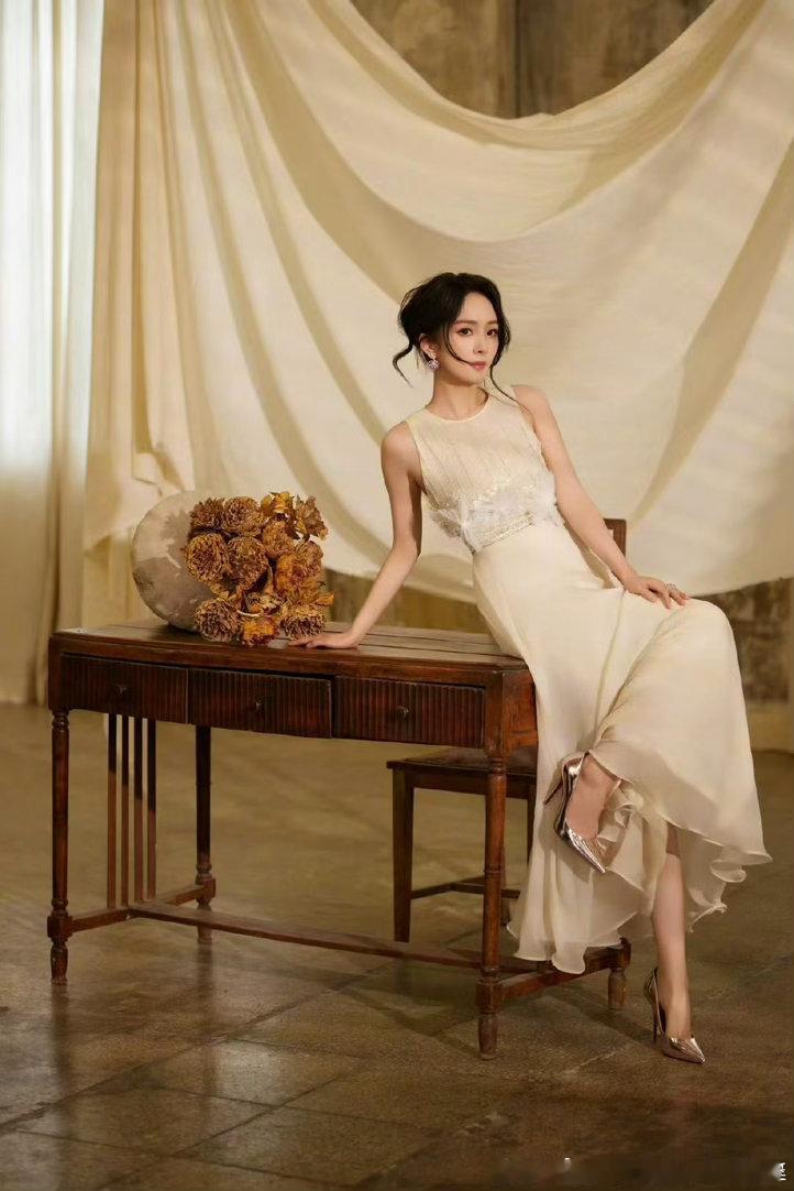 杨幂  🦊杨幂siinsiin全球品牌代言人 真正的爱情，是不怕付出，不怕受伤