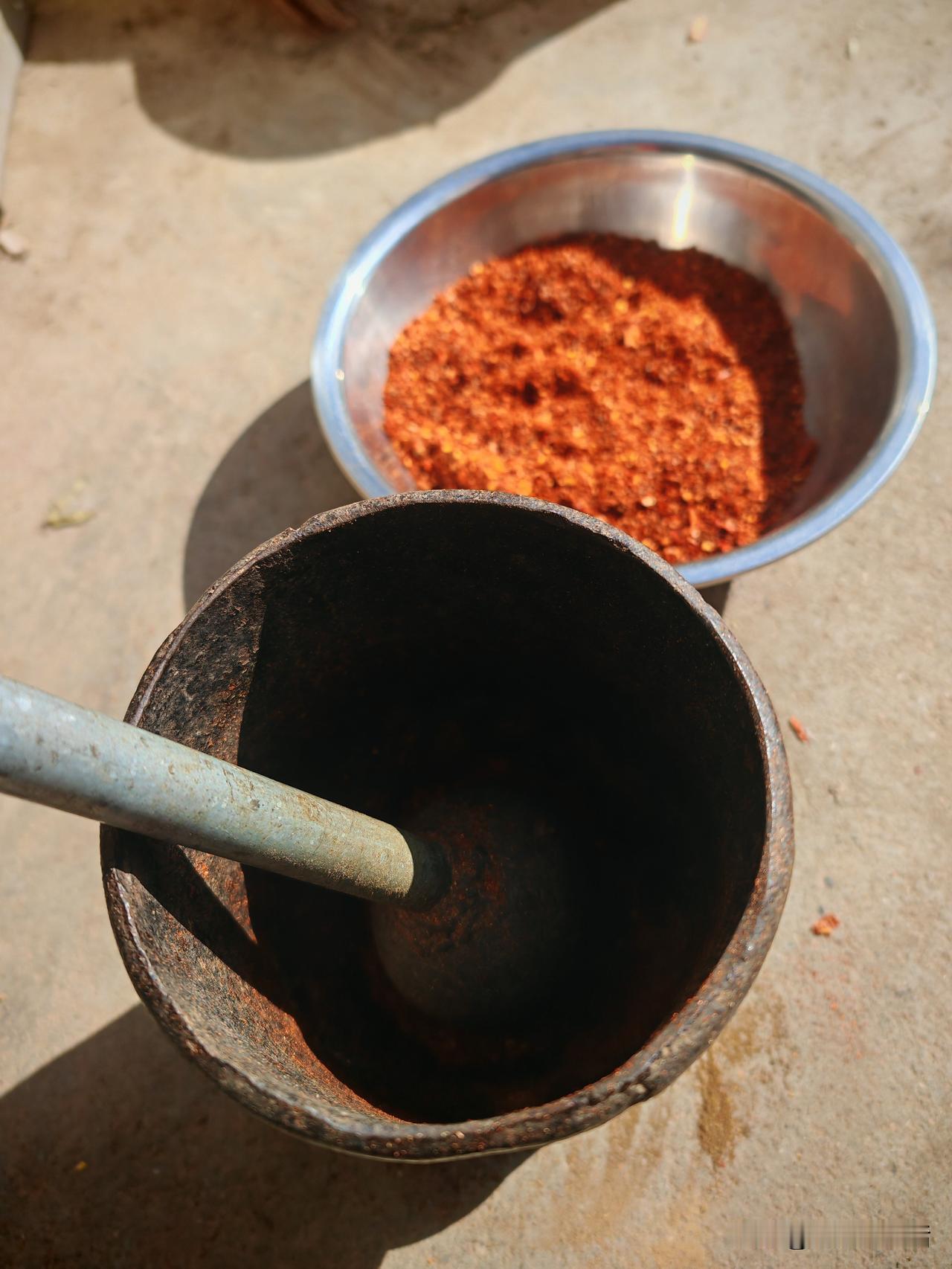 重庆辣椒和甘肃辣椒，差别还真蛮大的，论辣度，重庆辣椒更辣，但甘肃的油辣子却更香，