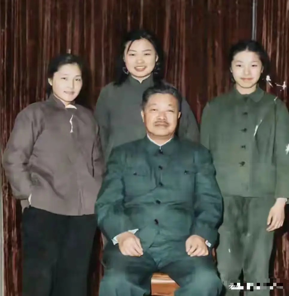 50年代，贺龙和三个女儿贺捷生、贺晓明、贺黎明，一张温馨的合影 ​​​
