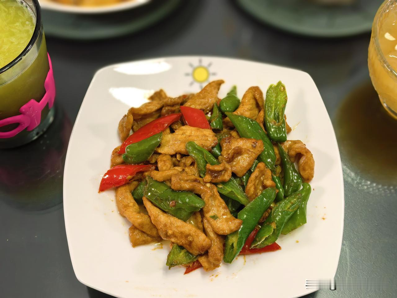 农家小炒,先炒肉还是先炒青椒呢?肯定是先把肉滑起来呀，再用油锅煸辣椒，再
倒肉炒