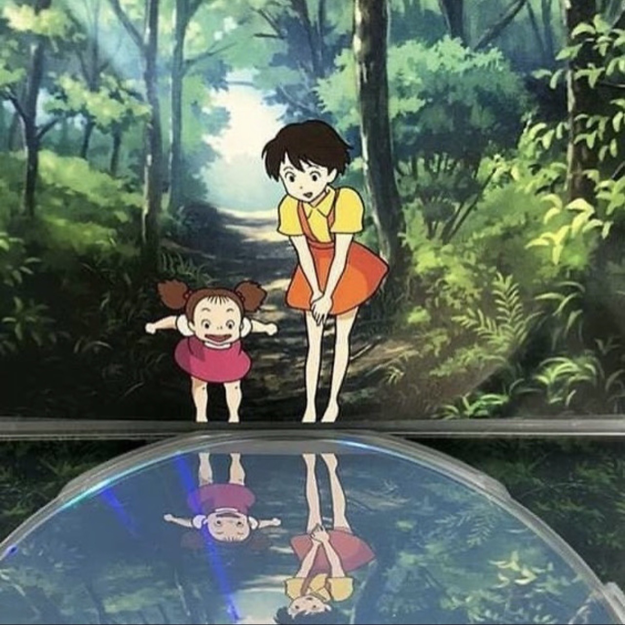 超可爱 吉卜力把《龙猫》蓝光光盘盒巧妙地设计成：当光盘放进去时，小月和小梅仿佛正