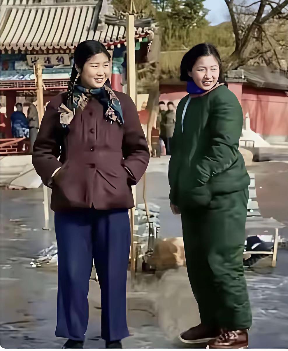 这是李敏和妹妹李讷在户外的罕见合影，姐妹俩的五官轮廓都酷似父亲毛主席，尤其笑起来