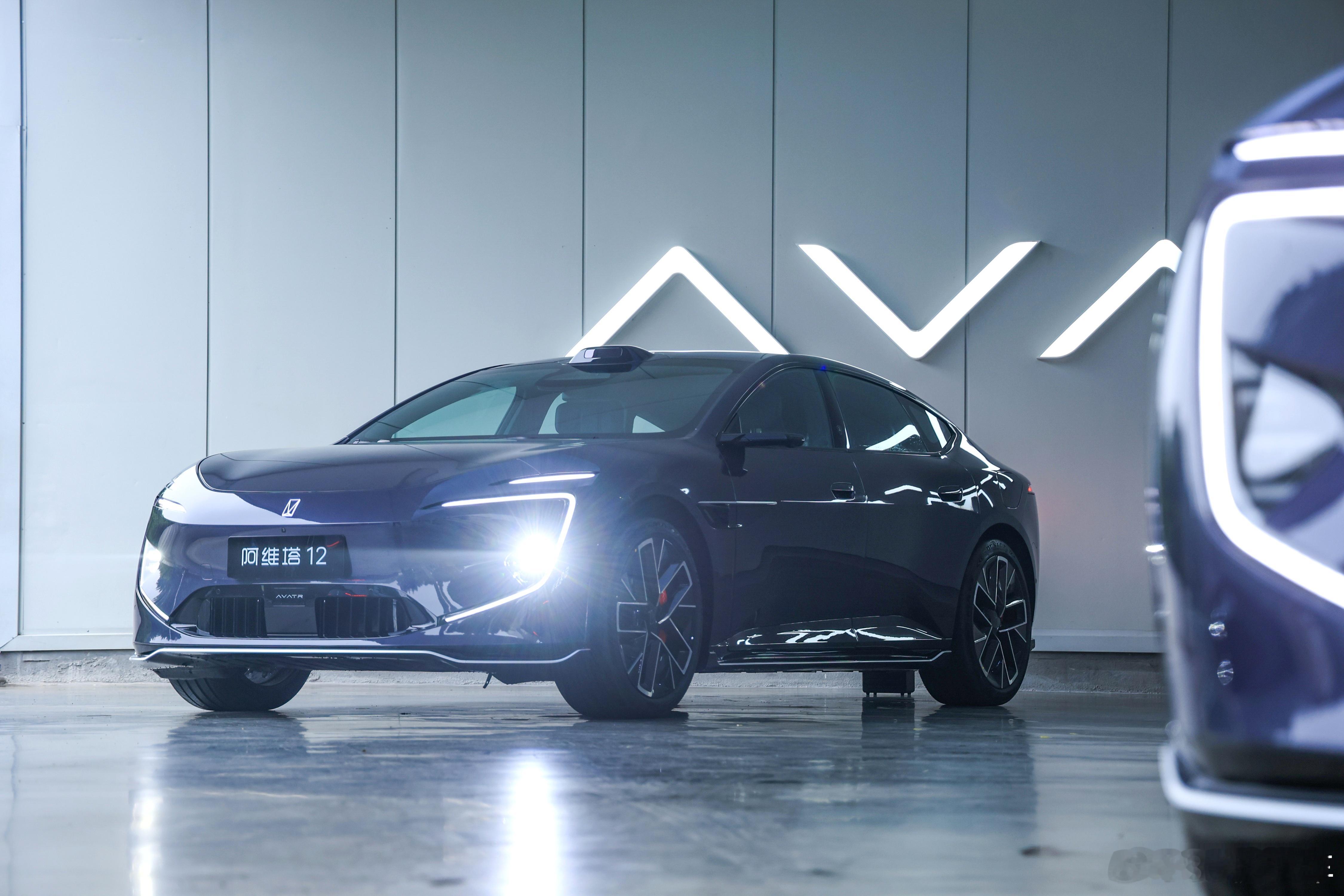 华为靳玉志试驾新款阿维塔12 新款阿维塔12，是华为乾崑与阿维塔双方战略合作升级