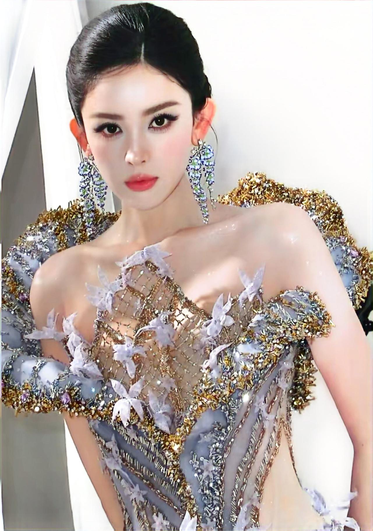 古力娜扎这张脸，再过十年，恐怕也没几个女明星能超过。

这话听着是夸她。可你细品