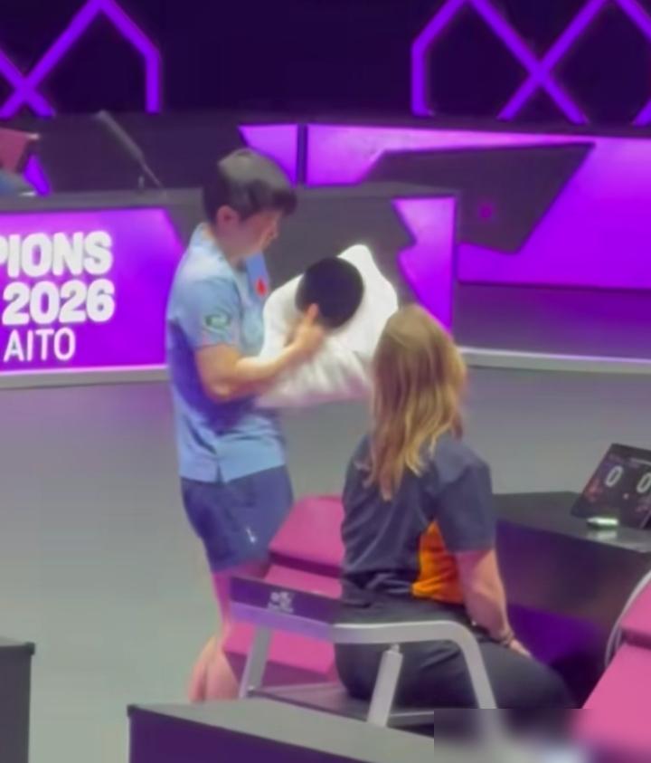 WTT重庆赛，孙颖莎赢球后竟对对手连说两声Sorry？这操作，你敢信？
 
她3