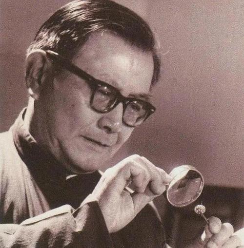 1954年，一批犹太商人想把原子弹的浓缩铀卖给我国。周总理立即找来一位科学家验货