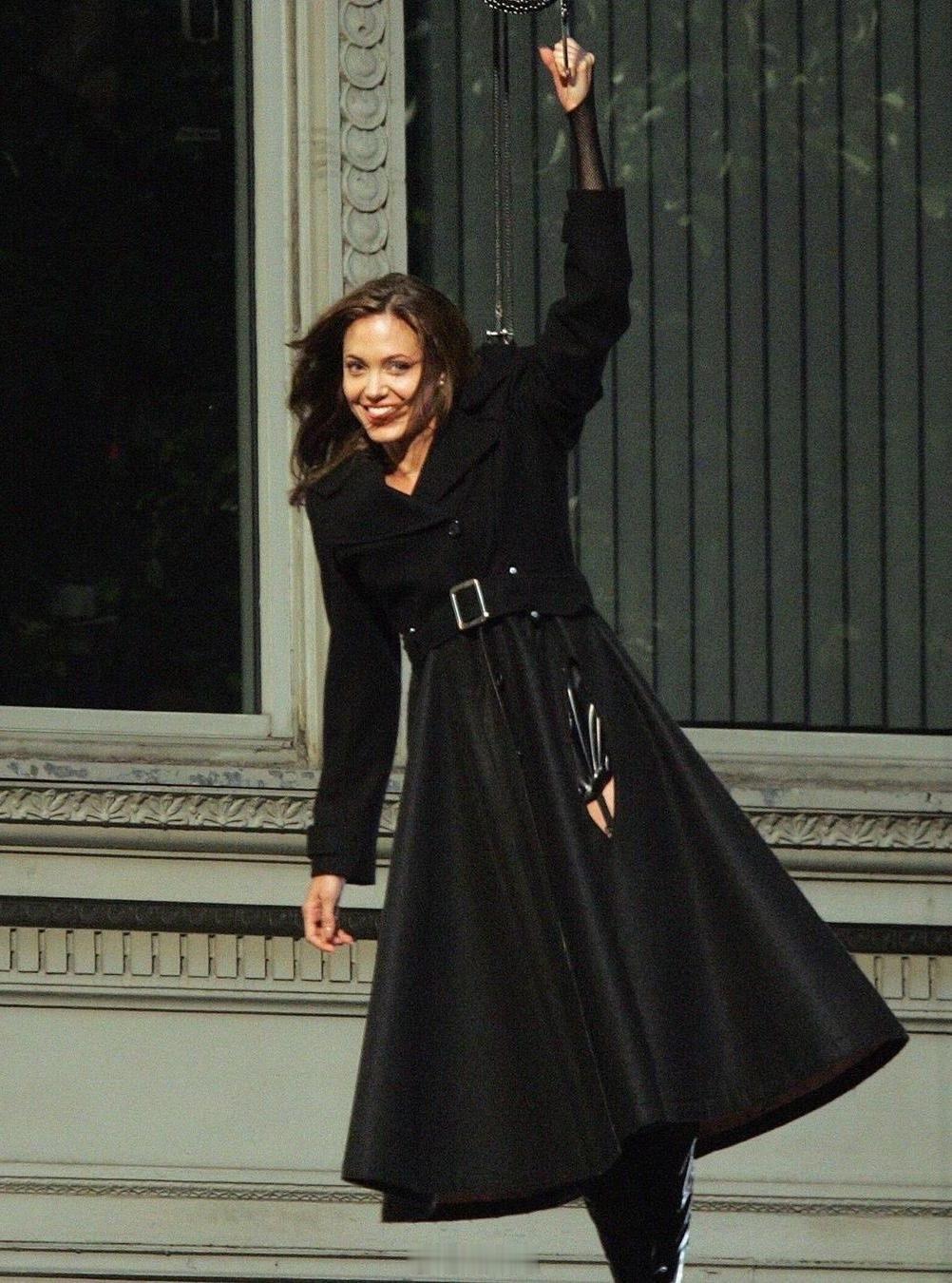 电影搭乘花絮去幕后 飞桥直下，撩人的大长腿～风衣帅气的安吉丽娜·朱莉安吉丽娜·朱