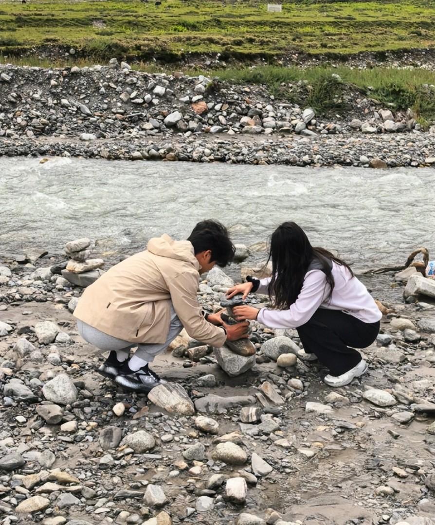叶一茜暑期携儿女畅游西藏，18岁森碟长发出镜容貌清丽，品尝特色手抓饭 
